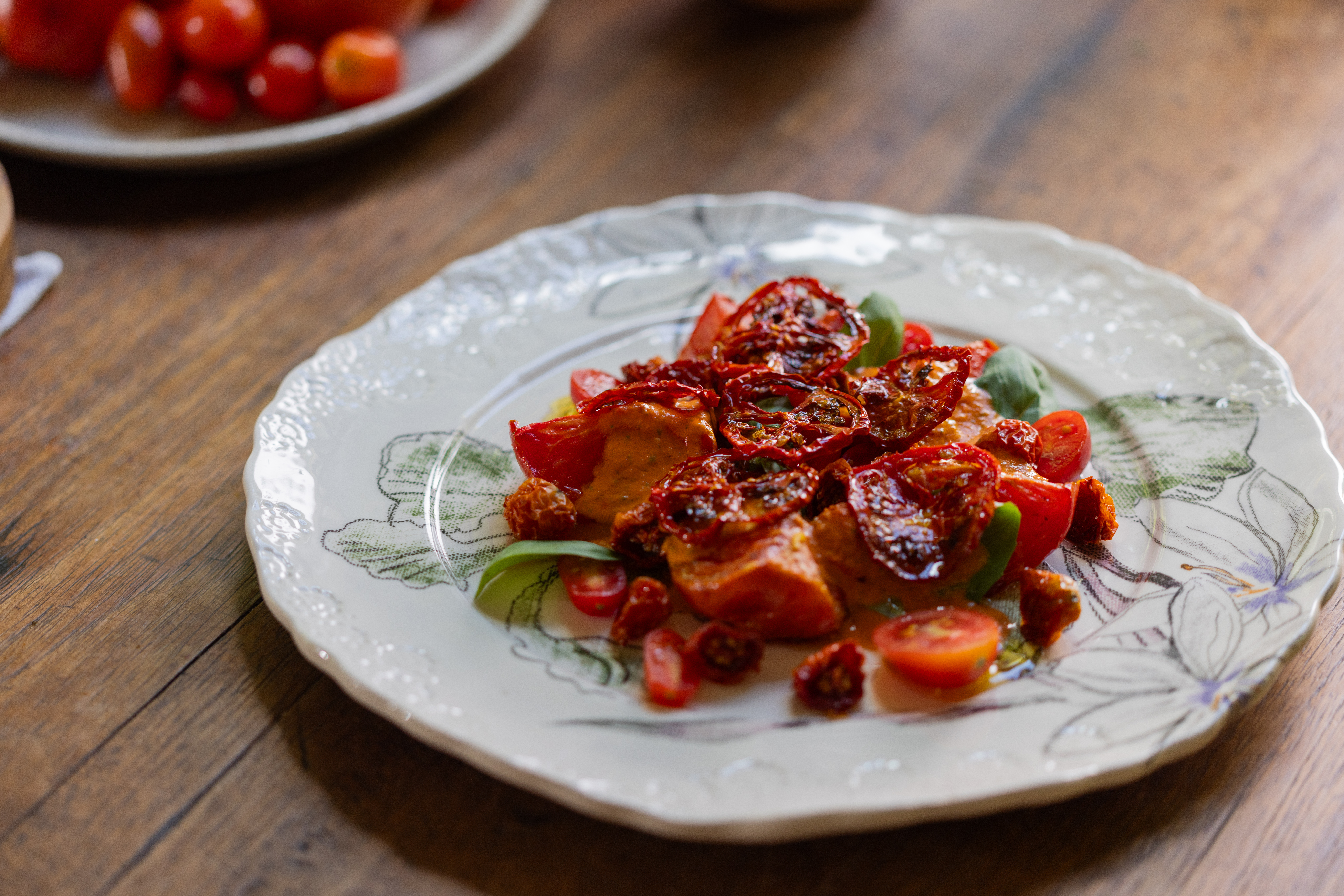 Ensalada de tomates asados, tomates confitados, chips de tomate y vinagreta de tomate